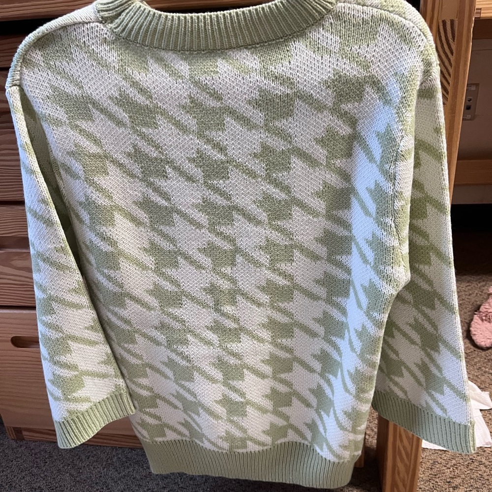 SMALL/MEDIUM PRINCES POLLY GREEN AND WHITE OVERSIZED JUMPER